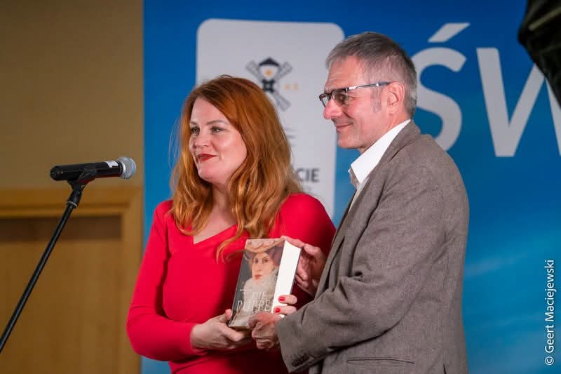 Lisa-Palmes und Lothar-Quinkenstein halten das Buch »Die Puppe«